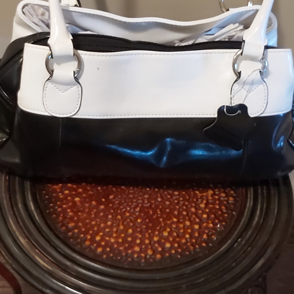 Black and white purse - Picture 4 of 5